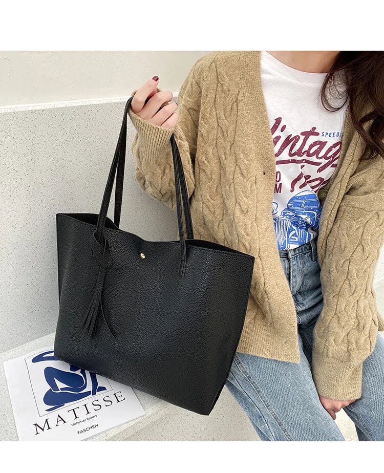 Ruime Handtas met Minimalistisch Design en Luxe Kwastdetail