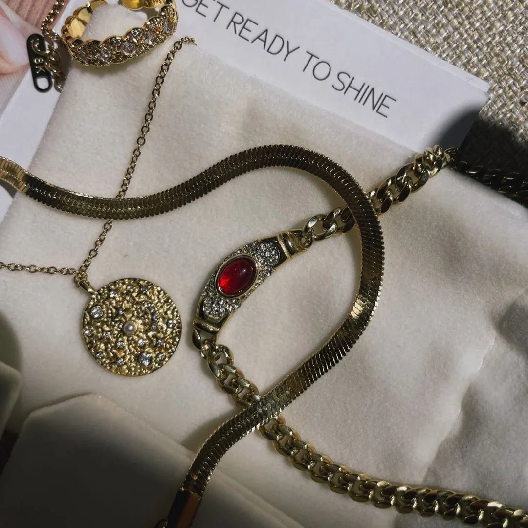 Vintage Gouden Ketting met Edelsteen – Luxe Schakel Design