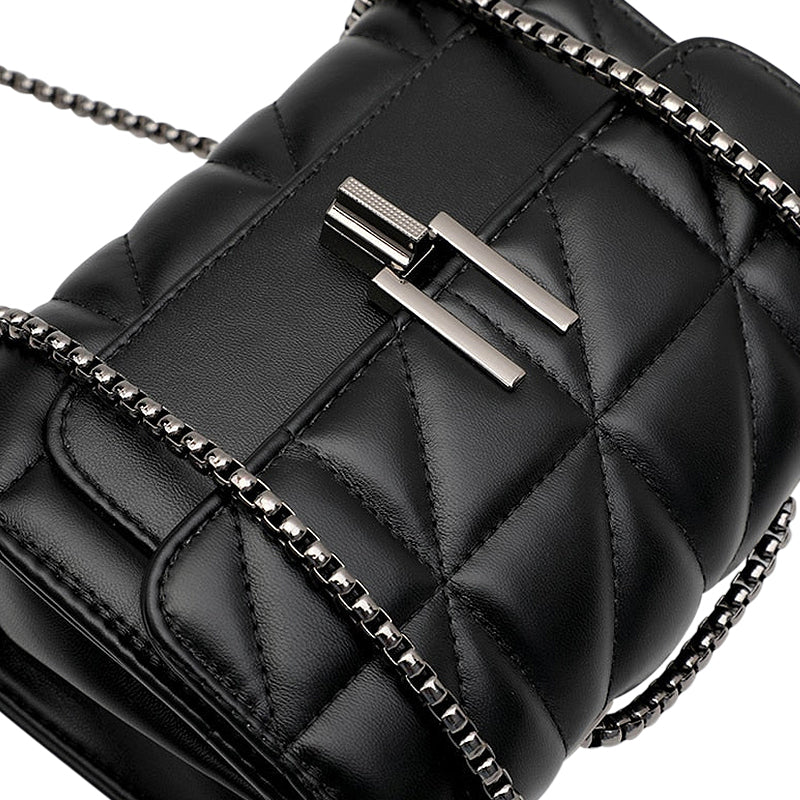 Midnight Luxe – Verfijnde Crossbody met Kettingdetail