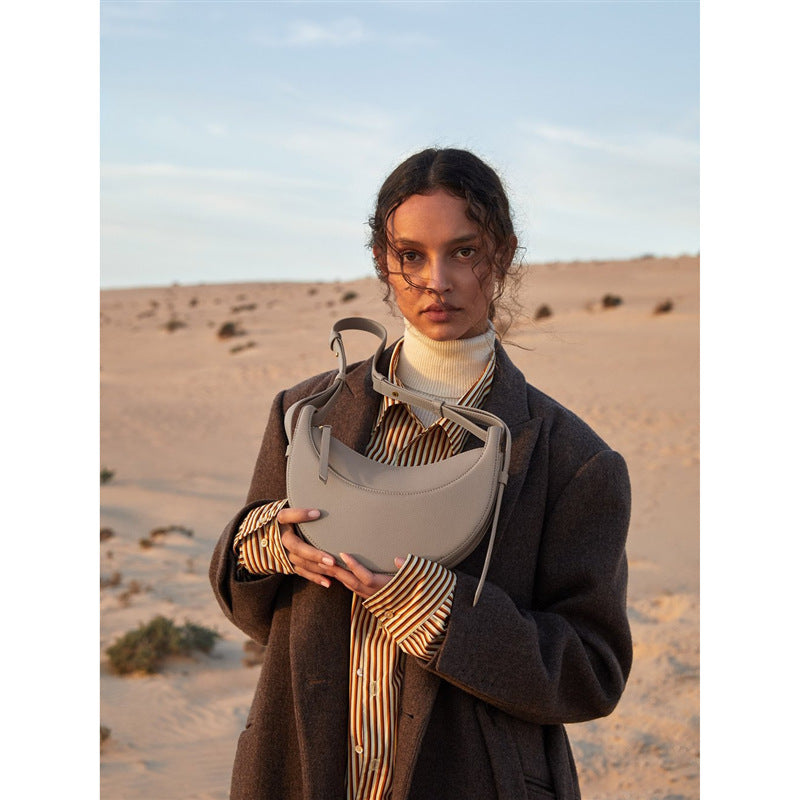 Halvemaan Schoudertas – Modern, Minimalistisch & Moeiteloos Chic
