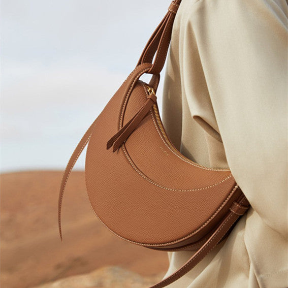 Halvemaan Schoudertas – Modern, Minimalistisch & Moeiteloos Chic