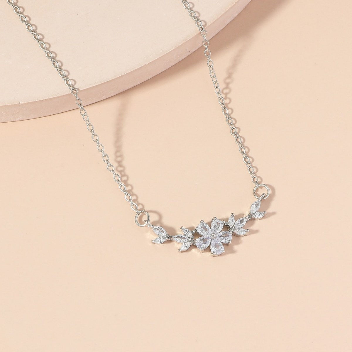 Luxe Zirkonia Bloem Hanger – Tijdloze Dames Ketting