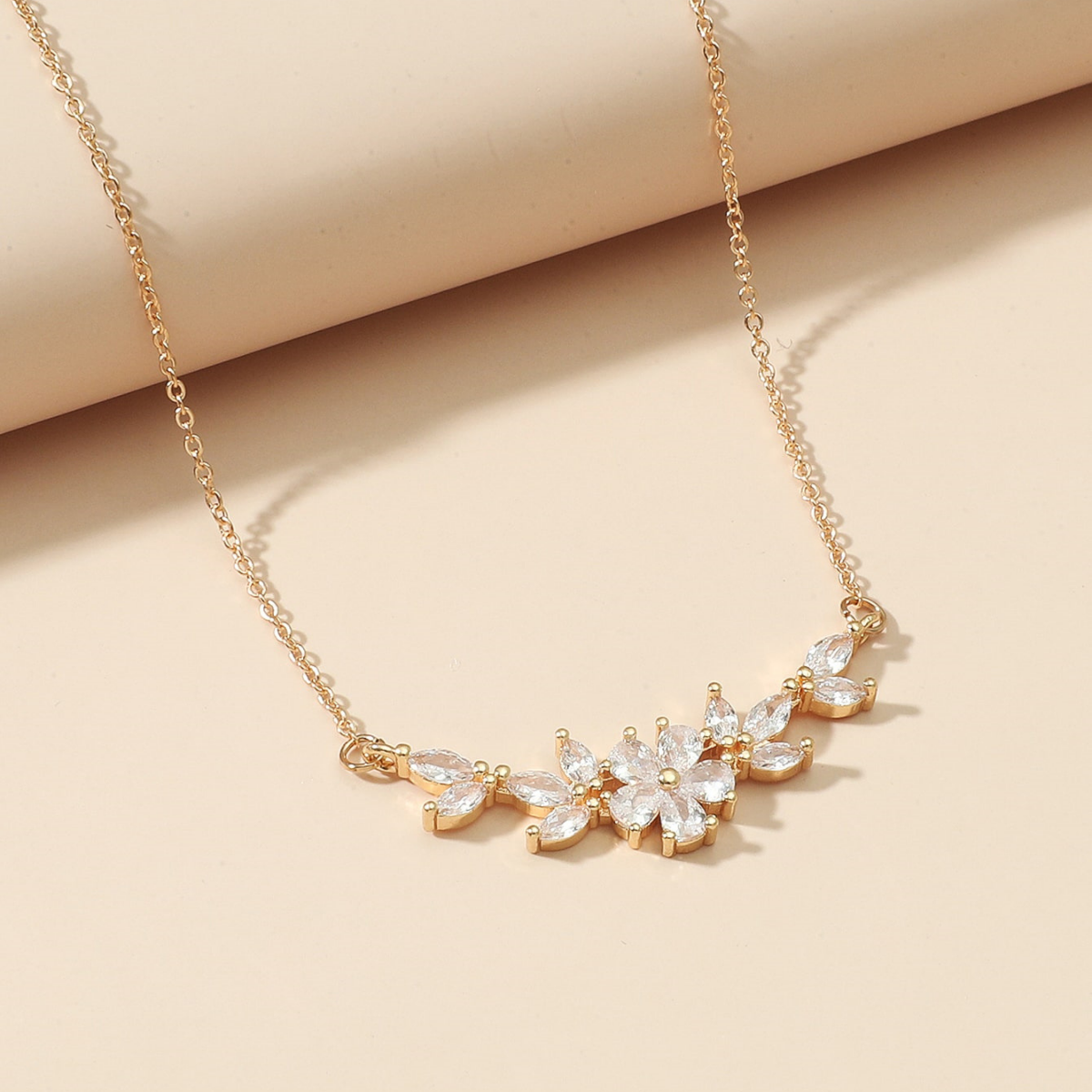 Luxe Zirkonia Bloem Hanger – Tijdloze Dames Ketting