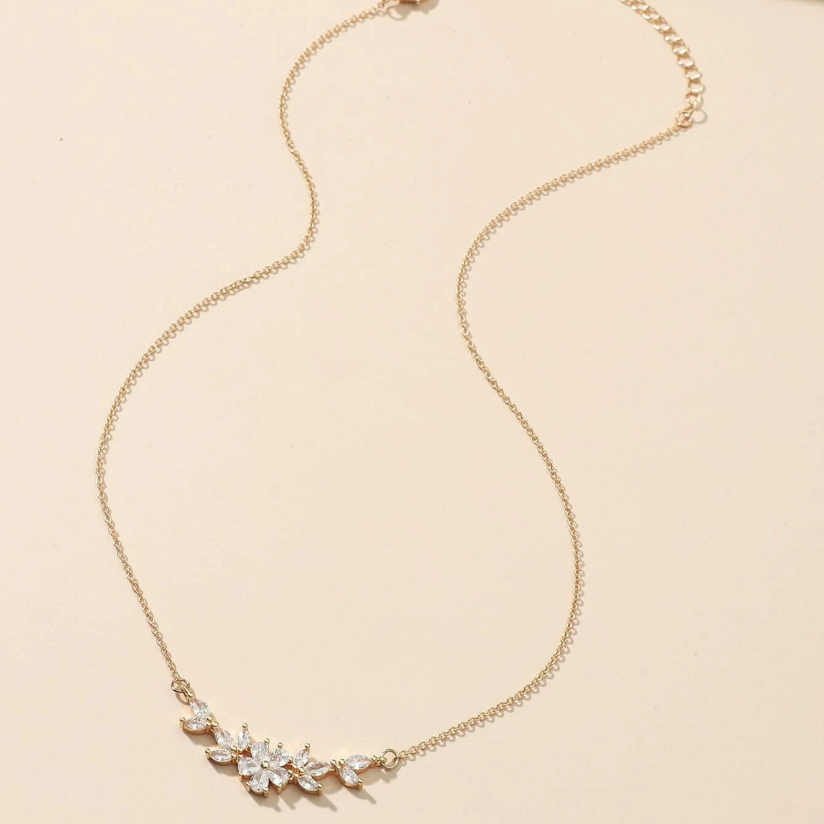 Luxe Zirkonia Bloem Hanger – Tijdloze Dames Ketting