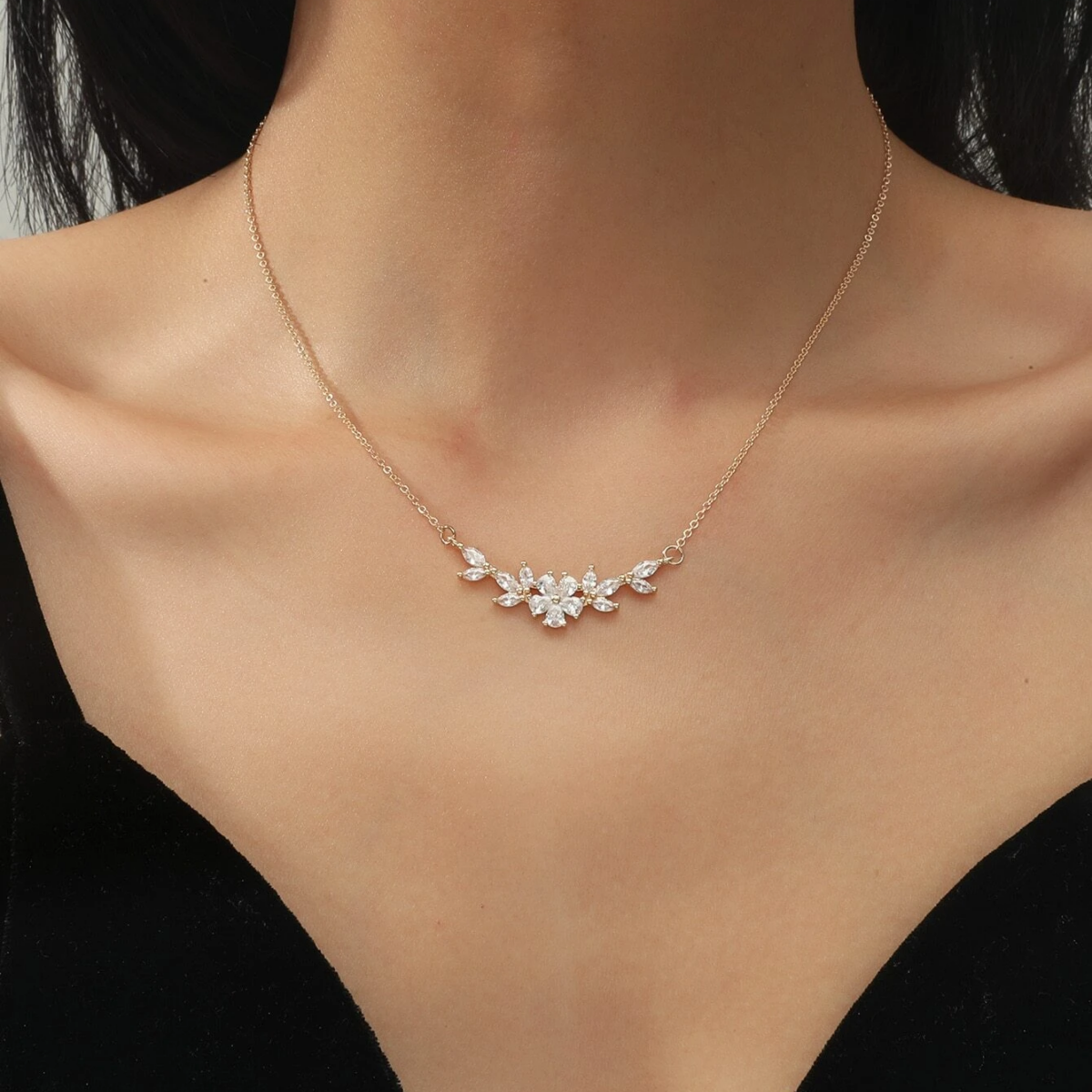 Luxe Zirkonia Bloem Hanger – Tijdloze Dames Ketting