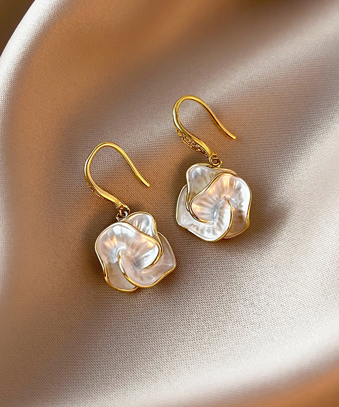 Luxe Gouden Bloem Oorbellen – Elegant Parelmoer Hangend Design