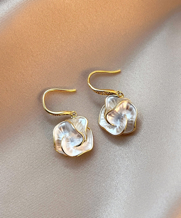 Luxe Gouden Bloem Oorbellen – Elegant Parelmoer Hangend Design