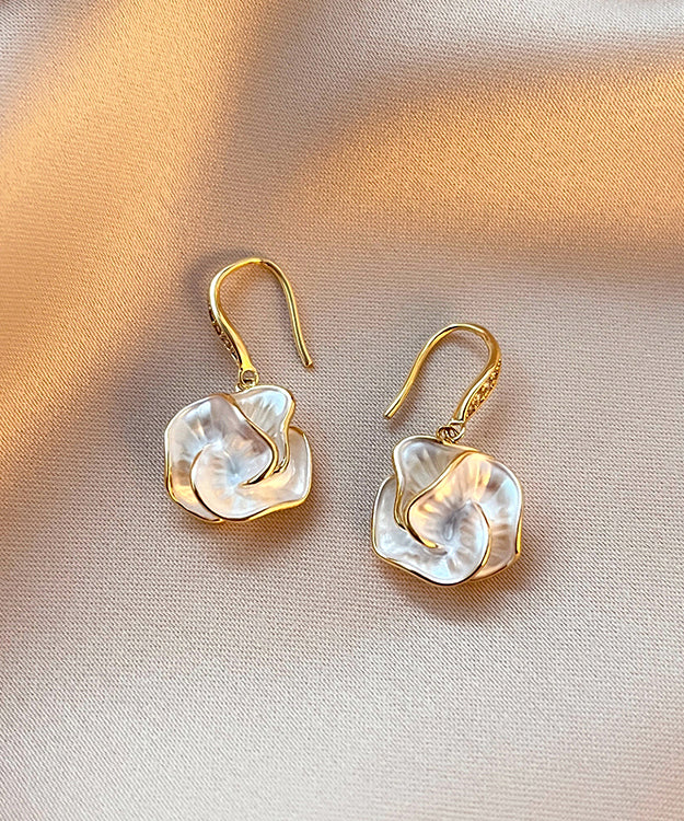 Luxe Gouden Bloem Oorbellen – Elegant Parelmoer Hangend Design