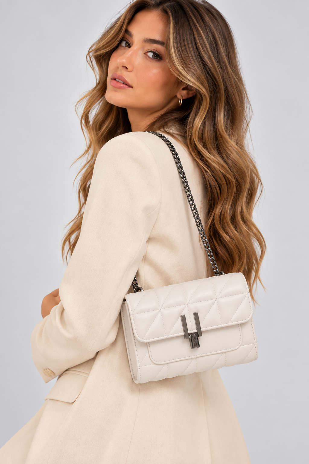 Midnight Luxe – Verfijnde Crossbody met Kettingdetail