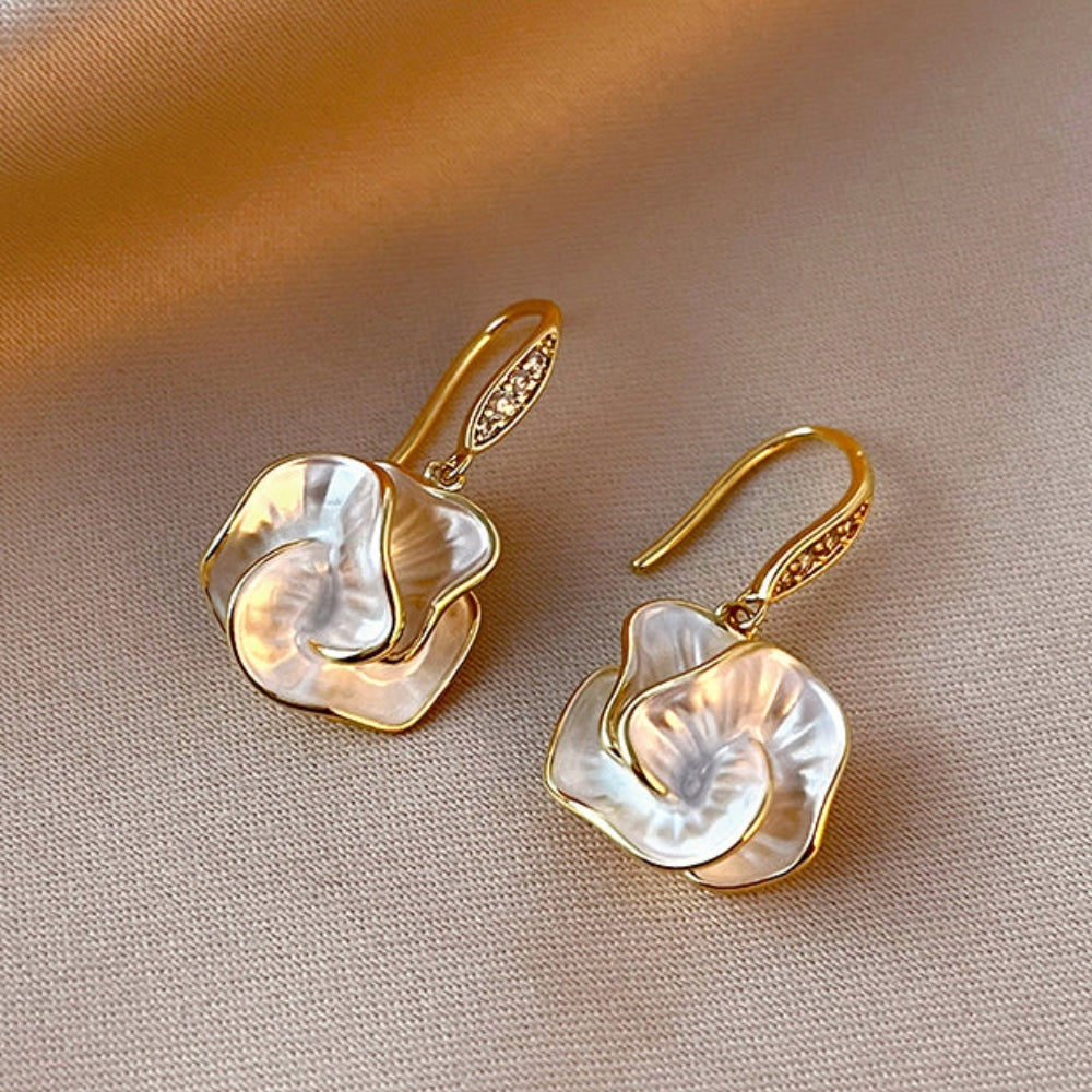 Luxe Gouden Bloem Oorbellen – Elegant Parelmoer Hangend Design