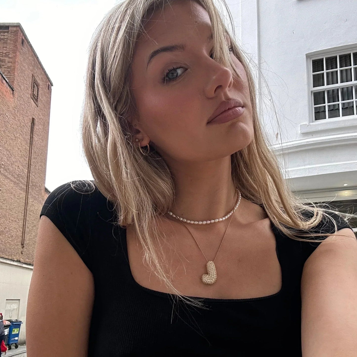 Initial Ketting Goudkleurig | Bubble Letter Hanger | Luxe Zirkonia Look