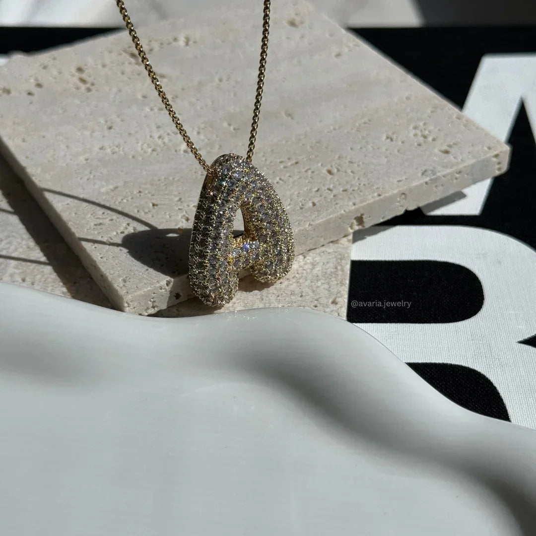 Initial Ketting Goudkleurig | Bubble Letter Hanger | Luxe Zirkonia Look