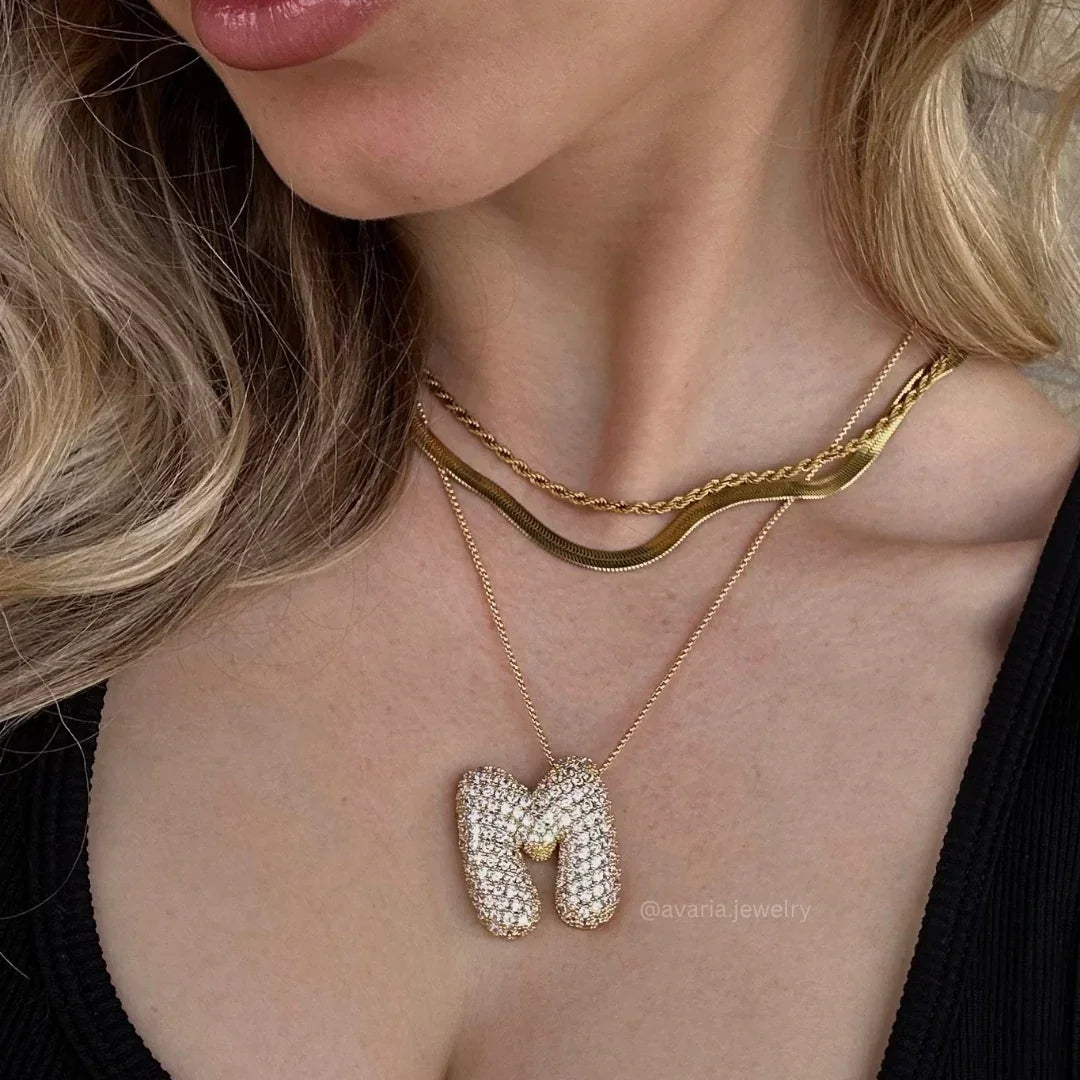 Initial Ketting Goudkleurig | Bubble Letter Hanger | Luxe Zirkonia Look