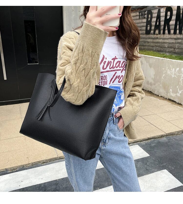 Ruime Handtas met Minimalistisch Design en Luxe Kwastdetail