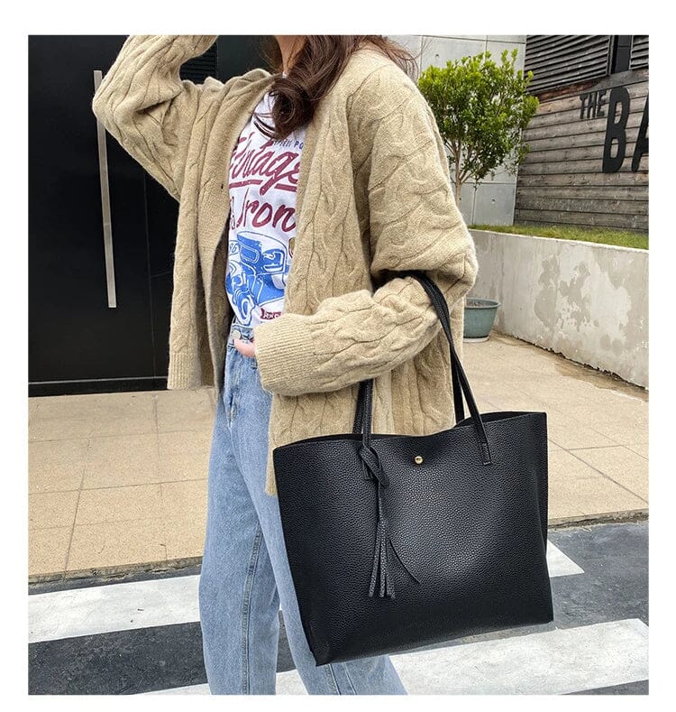 Ruime Handtas met Minimalistisch Design en Luxe Kwastdetail