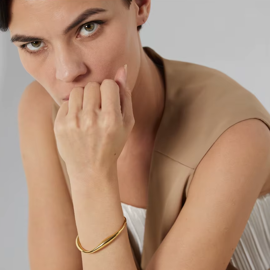 Tijdloze Bangle Armband Dames – Minimalistisch 18K Geplateerd Design