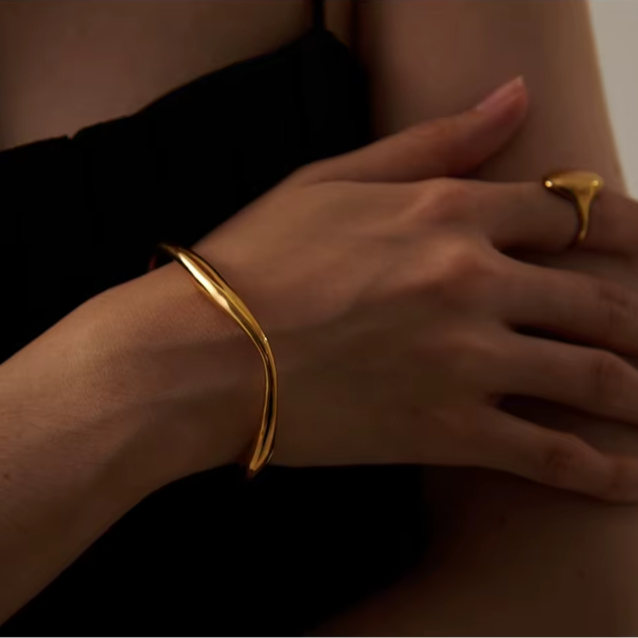 Tijdloze Bangle Armband Dames – Minimalistisch 18K Geplateerd Design