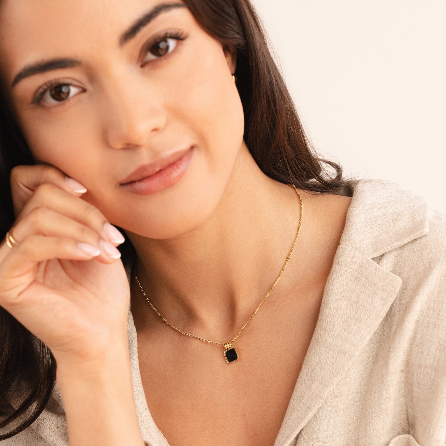 Minimalistische Goudkleurige Ketting met Schelpsteen Hanger