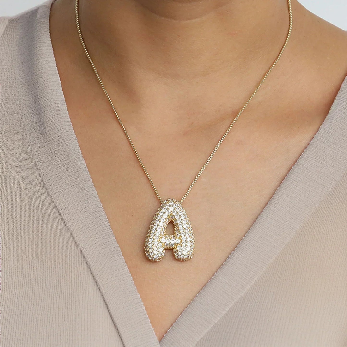 Initial Ketting Goudkleurig | Bubble Letter Hanger | Luxe Zirkonia Look